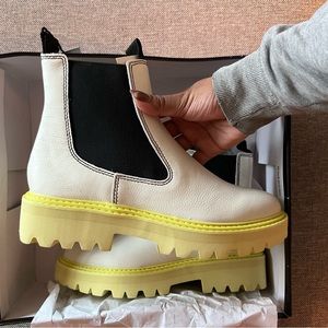 Dolce vita rain boots - size 8 UNWORN!